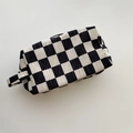 Détail d'une trousse à maquillage à carreaux avec texture et poignée portable - Grands Carreaux Noir