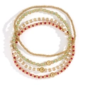 Detailansicht von 5-teiligen stapelbaren Perlenarmbändern in Gold, Rot, Grün und Weiß - Weihnachtsfarben Stil B (5er-Set)