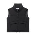 Gilet imbottito nero da donna con collo alto e grandi tasche su sfondo bianco - S / Nero
