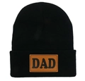 Gros plan d'un bonnet noir en maille avec un écusson en cuir marron marqué DAD - Adulte Élastique / DAD-Noir