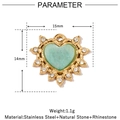Detalle de un colgante de corazón de oro de 14k con piedra verde y brillantes blancos - Estilo de Corazón de Piedra Natural Verde Claro (VG799)