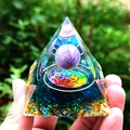 Orgon-Pyramide mit Amethyst-Kugel, blauen Steinen und Mandala in der Hand gehalten - 5cm / XQK13 Sternenhimmel