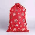 Détail du sac cadeau de Noël rouge avec des motifs de flocons de neige dorés et blancs - Rouge Grand Flocon de Neige / 50*70CM