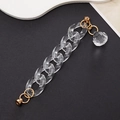 Makroansicht der transparenten Acrylkette mit Goldring und Kristallanhänger als Zubehör - Transparentes Kristalljuwel