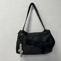 Sac de sport en nylon noir avec large bandoulière et pendentif motif damier - Noir + Nœud