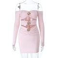 Detailaufnahme rosa schulterfreies Minikleid mit goldenen Blumenschnallen und Taillencutouts - S / Rosa