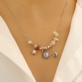 Dettaglio della collana argentata sole e luna con pietre naturali bohémien colorate - Collana Multistrato con Perline Sole e Pentagramma (Bianco K WG-1125)