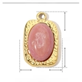 Detalle de colgante de piedra rosa natural con marco de acero dorado martillado - YE425-2 Rectángulo Martillado Rosa