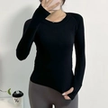 Haut de sport Swiftly Tech noir ajusté avec passe-pouces et tissu respirant - Noir