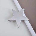 Detailaufnahme einer glänzenden silbernen sternförmigen Haarspange aus Metall - Glatter Stern / Silber