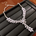 Detail van zilveren bladketting met zirkonia op zwart lederen displaybord - Zilveren Zirkoon Tarwe-aar Ketting