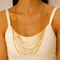Böhmische goldene Schichtkette mit griechischen Motiven und metallischen Perlenfransen - Goldene Perlen-Quastenhalskette Mit Mäandermuster (2441)