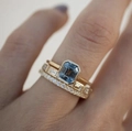 Dreiteiliges Ring-Set mit smaragdgeschliffenem blauem Edelstein und Pavé-Diamanten in Gold - US 5 / Gold Blaues Smaragdschliff-Set
