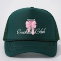 Gorra trucker verde oscuro con bordado Cocktail Club y detalle de lazo rosa - Verde Oscuro