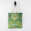 Vintage William Morris grüne Canvas-Tragetasche mit Blumenmuster an einer weißen Wand - Grünes Blumenmuster