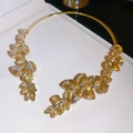 Detail der Choker-Halskette mit champagnerfarbenen Kristallen in Goldfassung - Goldbraun