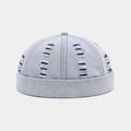 Detalle de gorro docker en mezclilla azul claro desgastada con efecto roto y vintage - Ajustable / Azul