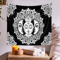 Arazzo mandala sole e luna bianco e nero appeso in una camera da letto accogliente - 73*95CM / Mandala Bianco e Nero
