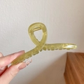 Pinza para el pelo retorcida en verde amarillento translúcido con acabado brillante - Pinza de tiburón verde de 11 cm