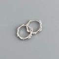 Dettaglio macro di orecchini in argento stile bambù con accenti di micro-pietre - Orecchini a Cerchio a Nodo di Bambù (S-E1555) / Argento