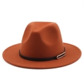 Détail du fedora en feutre orange rouille avec bande en cuir noir et boucle argent - M (56-58cm) / Caramel