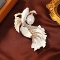 Broche carpe koï vintage en émail blanc avec bords dorés et cristaux sur soie marron - Blanc