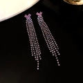 Vue détaillée des longs glands sur boucles d'oreilles strass dégradé violet rose - Noir-Violet-Croix