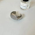 Vue détaillée du bracelet jonc argenté avec pavé de zircons brillants sur fond cuir - Ton Argent Plaqué Or