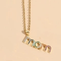 Vergoldete Edelstahlkette mit buntem Zirkonia-besetztem Mom-Anhänger für Damen - mom Buchstabe-Bunter Zirkonia
