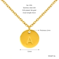 Dettaglio del ciondolo lettera A da 12mm in acciaio placcato oro 18K con catena - Lettera A (Catena Inclusa)