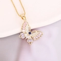 Gros plan du collier papillon doré avec zircons incrustés et une pierre bleue centrale - Style de Zircone Rose Violet et Bleu Foncé (4#)