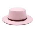 Vue détaillée d'un chapeau en laine rose avec un bandeau décoratif en cuir marron gaufré - M (56-58cm) / Rose