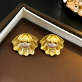 Makro-Detail von Vintage-Gold-Muschelohrringen mit hellrosa Perlen in Schmuckdose - 10# Silber-Ohrstecker - Gold - Muschel