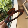 Große Haarklammer aus Harz in Schildpatt-Optik mit ovalem, ausgehöhltem Design - Matt Rotbraun