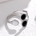 Anillo abierto minimalista ajustable de acero plateado con puntos de esmalte blanco y negro - Abierto Ajustable / Color Acero