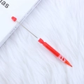 Roter DIY Perlenstift mit Metallspitze auf weißem Plüschhintergrund für Schüler - 0.5mm/B / Rot
