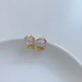 Pendientes de corazón con circón dorado y detalles de mariposa en plato blanco - Estilo Corazón Blanco (D2043)