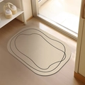 Alfombra de baño ovalada de diatomita beige con líneas negras sobre suelo de madera - 40x60cm / Lodo de diatomeas - Ling Xiu