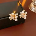 Orecchini a fiore dorati con perle bianche e zirconi su una scatola di gioielli nera - 15# Perno in Argento Zirconia Perla Fuoco d'Artificio (Placcato Oro Vero)
