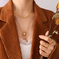 Collier double couche plaqué or 18K en titane et ensemble de bagues porté par un mannequin - Collier double rang doré