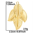 Vista detallada del colgante de hoja bañada en oro 18k con medidas y textura - Solo colgante / Colgante Color Oro