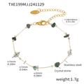 Detailansicht eines goldenen Edelstahl-Armbands mit grünen Kristallsteinen und Maßen - Naturstein Armband