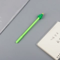 Stylo gel vert avec décoration de sapin de Noël et étoile sur un fond de bureau - Sapin de Noël vert