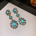 Dettaglio di orecchini vintage dorati con pietre turchesi blu e piccole perle - 9# Ago d'Argento-Oro-Blu