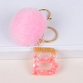 Portachiavi con pompon rosa e lettera B in resina con foglia d'oro su gradini bianchi - Lettera B