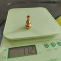 Gros plan d'un porte-encens gourde en laiton doré affichant un poids de 17,2 g - Bouteille A / Forme de Gourde