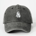 Primer plano del bordado de fantasma en gorra de béisbol de algodón gris desgastado - Negro