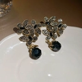 Detalle de pendientes de flores vintage con cristales negros y colgante de perla negra - Oro-Negro (Con Pin de Plata)