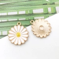 Colgante de margarita en esmalte blanco con borde dorado para creación de joyas DIY - 18x21mm / Margarita Blanca