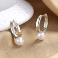 Eleganti orecchini a cerchio in argento con perle su uno sfondo di velluto di lusso - Platino